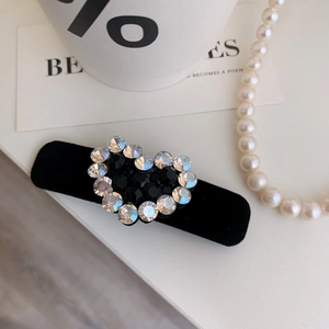 Elegante fermaglio per capelli in velluto nero con cuore di strass brillanti e raffinati