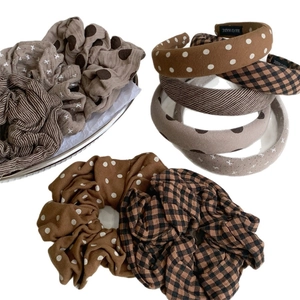 Minimalistisches Haarschmuck-Set in Erdtönen mit Blumenmuster und Polka-Dots