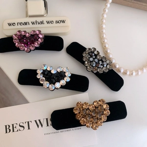 Set di quattro fermagli per capelli a cuore con strass e base in velluto in colori eleganti