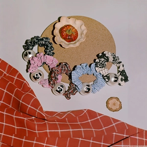 Lot de 5 chouchous en tissu à carreaux et fleurs avec breloque perle pour femmes
