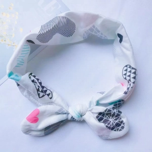 Bandeau bébé en coton doux avec flèches roses et cœurs bleus avec un joli nœud torsadé