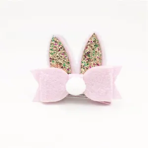 Molletta per capelli a orecchie di coniglio in feltro rosa con paillettes e pompon