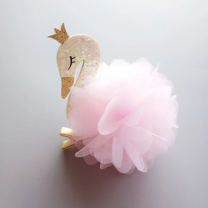 Barrette cygne rose charmante avec couronne dorée et détails pailletés pour accessoires enfant