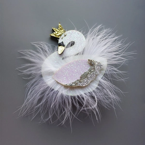 Pince à cheveux cygne rose et blanc avec paillettes, couronne dorée et plumes douces