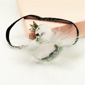 Bandeau cygne rose avec plumes blanches et couronne dorée pour coiffure de petite fille