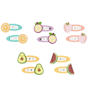 Dettaglio set di 10 mollette per capelli a tema frutta con limone, pesca e anguria per bimbi