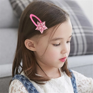 Fermaglio per capelli a stella rosa glitterata per bambine, indossato da una piccola modella