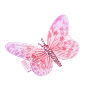 Dettaglio del fermaglio per capelli a farfalla rosa in chiffon con rete e paillettes