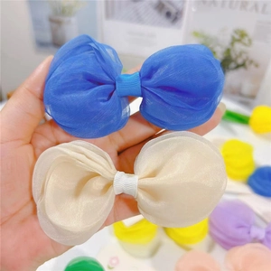 Vue détaillée de pinces à cheveux en organza multicouche bleu royal et beige pour filles