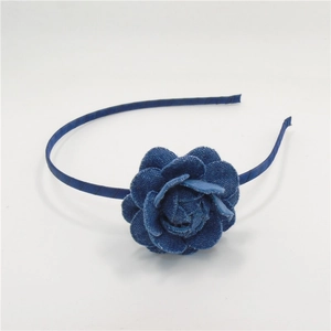 Diadema de flor rosa de mezclilla azul marino con pétalos hechos a mano para niñas y damas