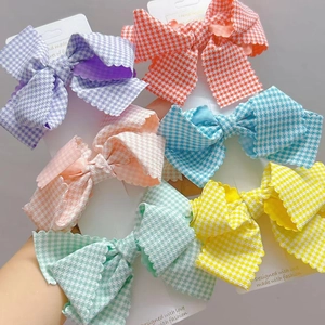 Pince à Cheveux Nœud en Tissu Gingham Fait Main pour Filles Motif Plaid Doux Bord Festonné Accessoires de Cheveux pour Enfants Quotidien