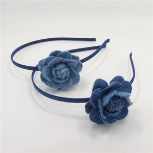 Detalle de dos diademas de mezclilla con acentos florales hechos a mano en azul índigo