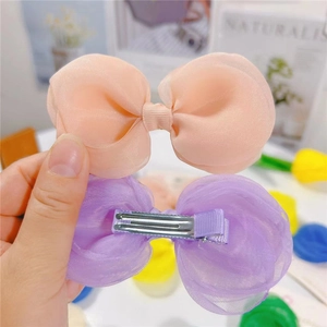 Vue détaillée de pinces à cheveux en organza multicouches avec clips en métal robustes