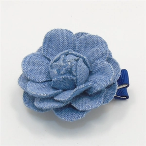 Pasador y broche de flor de camelia en tela vaquera azul con bordes deshilachados