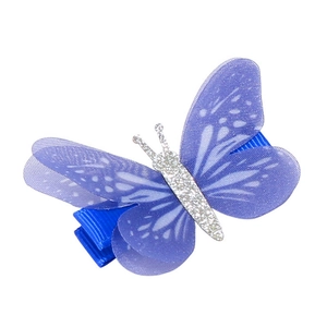 Dettaglio di un fermaglio per capelli a farfalla in tulle viola con glitter argento e nastro