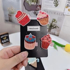 Détail de barrettes à cheveux cupcake faites main avec broderies et paillettes