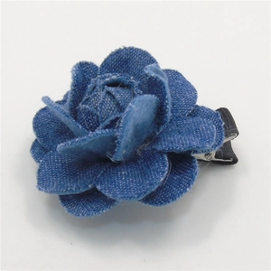 Pinza para el pelo con flor de camelia en denim azul hecha a mano y clip de metal
