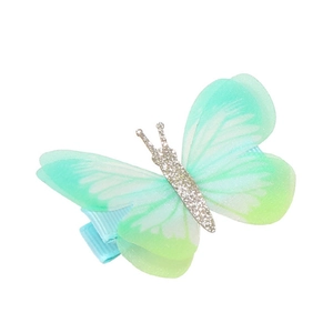 Dettaglio del fermaglio per capelli a farfalla in chiffon verde menta con glitter e nastro