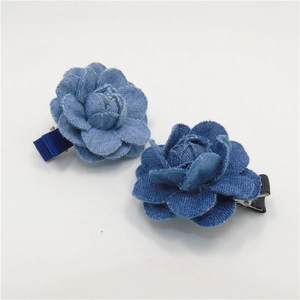 Detalle de pinzas para el pelo con flores de mezclilla en tonos azul claro y oscuro
