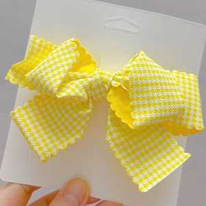 Barrette pour filles avec nœud en tissu vichy jaune et bords ondulés