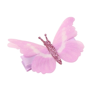 Dettaglio della clip a farfalla in chiffon lavanda con corpo glitterato e base in nastro