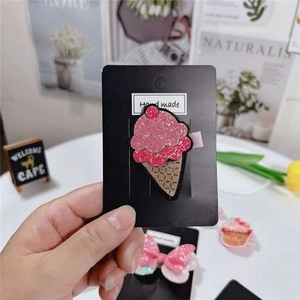 Vue détaillée de la pince à cheveux artisanale en forme de glace rose pailletée
