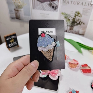 Gros plan d'une pince à cheveux en forme de glace avec paillettes bleues et blanches
