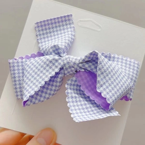 Barrette à cheveux avec nœud à carreaux violets pour filles et bords ondulés élégants