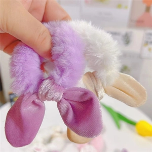 Gros plan d'élastiques à oreilles de lapin en peluche violette et blanche toute douce