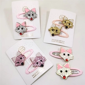 Vue détaillée de barrettes renard faites main en tissu pailleté et ruban gros-grain rose