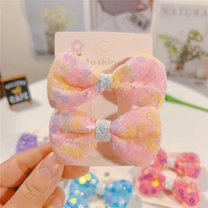 Fermagli per capelli rosa con paillettes per bambine con tessuto floreale e rete su carta