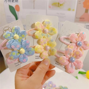 Détail de barrettes à fleurs faites à la main avec pétales en tulle et perles