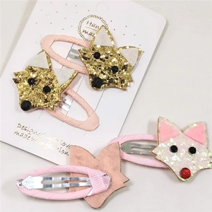 Vue détaillée des barrettes à cheveux renard faites main avec tissu et paillettes