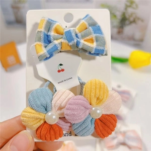 Gros plan sur pince à nœud en tissu et élastiques fleurs tricotées avec perles