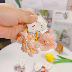 Détails de chouchous fleurs en seersucker rose avec perles et élastiques colorés