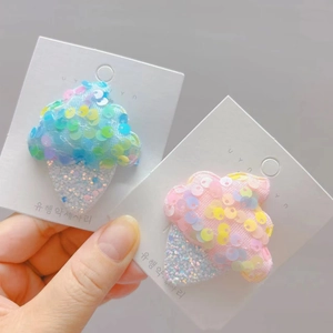 Détail de barrettes à cheveux glace à paillettes pour filles sur cartes avec tulle doux