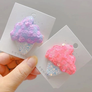 Détail de barrettes à cheveux glace avec paillettes brillantes en violet et rose