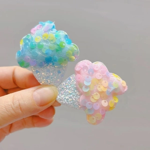Détail de pinces à cheveux crème glacée avec paillettes colorées et cône scintillant