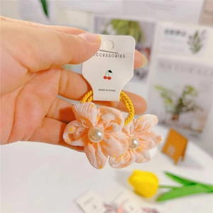 Élastique à cheveux fleur en seersucker avec perle sur carte de présentation