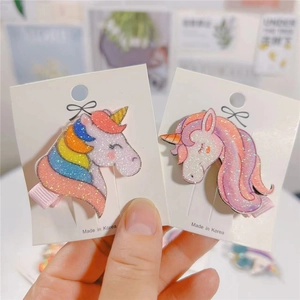 Dettaglio di fermagli per capelli a forma di unicorno glitterato per bambini