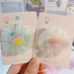 Détail de la pince à cheveux en tulle arc-en-ciel avec motif de glace mignon