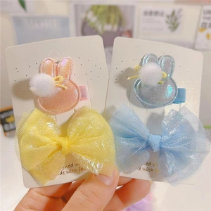 Détail de barrettes mignonnes lapin et nœud en tissu irisé et tulle pour filles