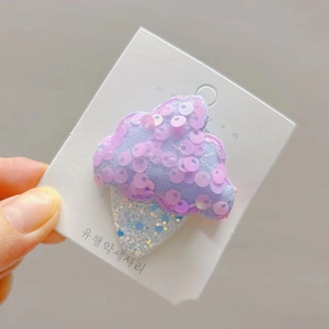 Détail de la barrette à cheveux en forme de glace avec paillettes et brillants colorés