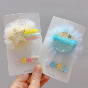 Détail de pinces à cheveux pour filles avec dentelle de tulle, paillettes et étoiles