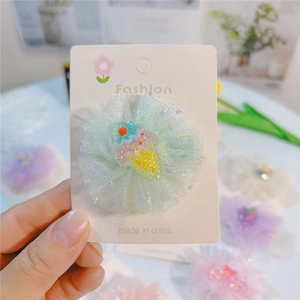 Détail de la pince à cheveux en tulle vert menthe avec perle glace pour filles