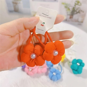 Élastique à cheveux fleur orange avec perle sur carte de présentation blanche