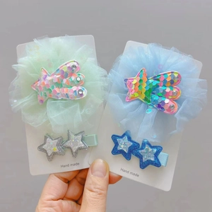 Détail de barrettes étoiles pailletées et épingles à fleurs en résille faites à la main