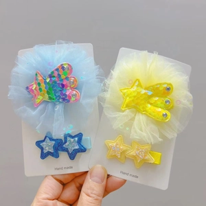 Détail de barrettes à cheveux en forme d'étoile avec paillettes et tulle léger