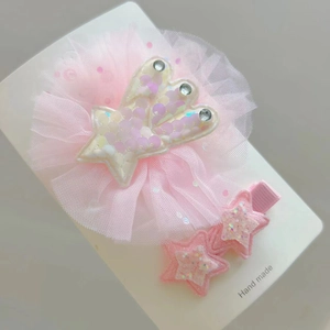 Détail de pinces à cheveux étoiles roses faites main avec paillettes et texture tulle