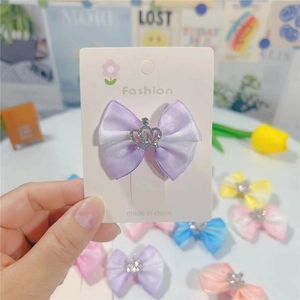 Barrette nœud en satin dégradé violet avec couronne argentée brillante sur sa carte